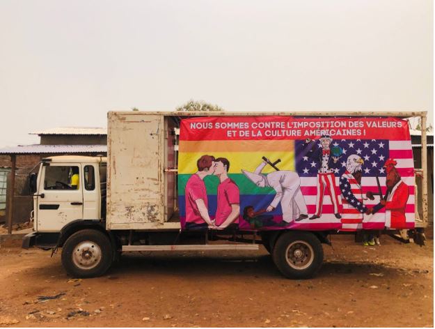 Un camion avec des messages d’alerte contre les mauvaises pratiques imposées par les États-Unis en Afrique a sillonné quelques arrondissements de Bangui