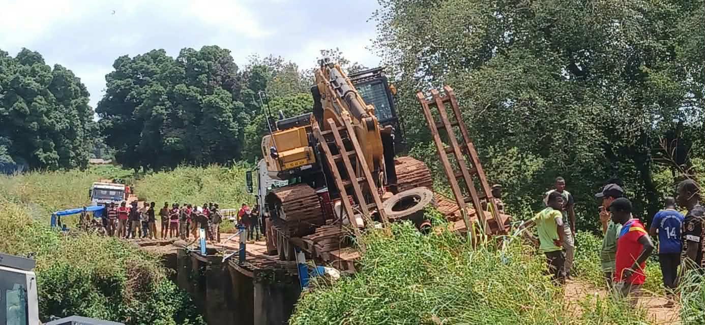 RCA : un pont endommagé bloque plusieurs camions de marchandises